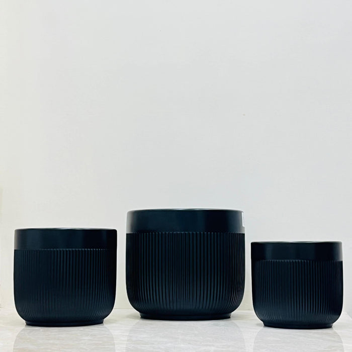 Set of ribbed black ceramic plant pots